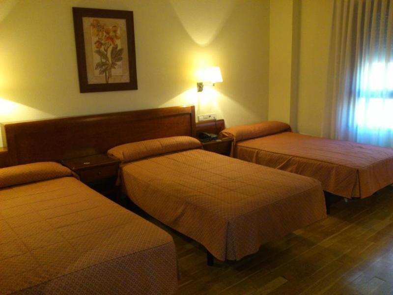 Hostal Plaza Mayor Torrejon de Ardoz Bagian luar foto