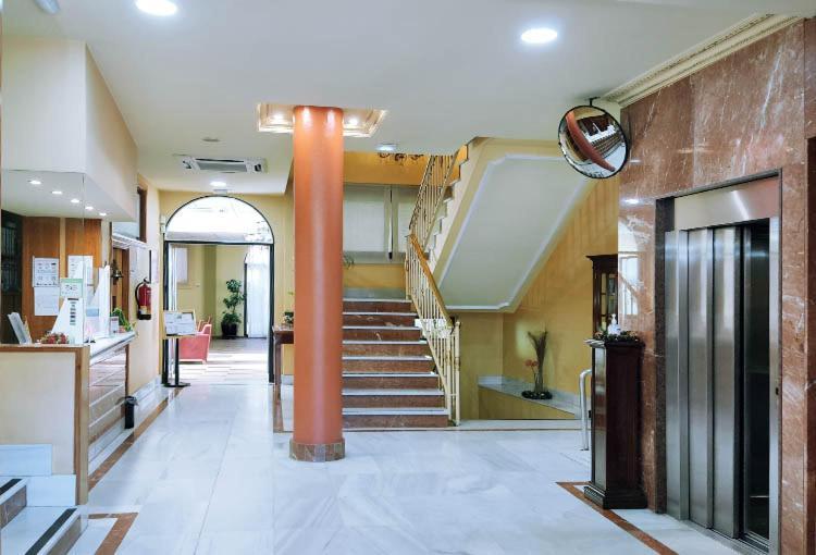 Hostal Plaza Mayor Torrejon de Ardoz Bagian luar foto